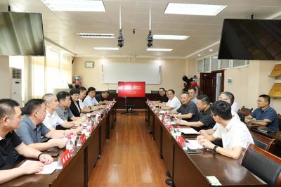 信陽市上天梯非金屬礦管理區領導蒞臨我校開展技術交流考察